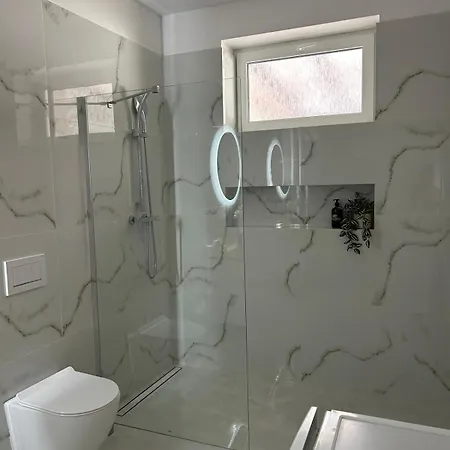 365 Vajana & Jacuzzi, Wallbox, Free Parking Piest'any